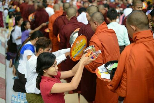 ภาพ No.17961:ประมวลภาพตักบาตรพระ 10,000 รูป ครั้งแรก ณ เมืองมัณฑะเลย์