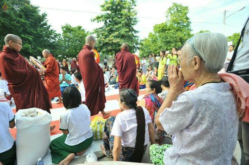 ภาพ No.17978:ประมวลภาพตักบาตรพระ 10,000 รูป ครั้งแรก ณ เมืองมัณฑะเลย์