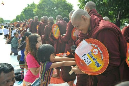 ภาพ No.17981:ประมวลภาพตักบาตรพระ 10,000 รูป ครั้งแรก ณ เมืองมัณฑะเลย์