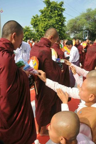 ภาพ No.17980:ประมวลภาพตักบาตรพระ 10,000 รูป ครั้งแรก ณ เมืองมัณฑะเลย์