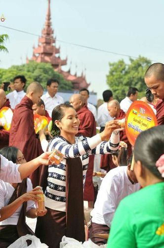 ภาพ No.18000:ประมวลภาพตักบาตรพระ 10,000 รูป ครั้งแรก ณ เมืองมัณฑะเลย์