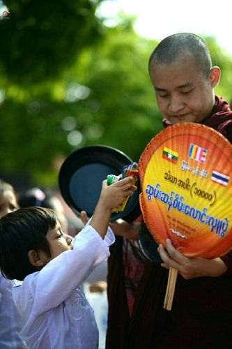 ภาพ No.17998:ประมวลภาพตักบาตรพระ 10,000 รูป ครั้งแรก ณ เมืองมัณฑะเลย์