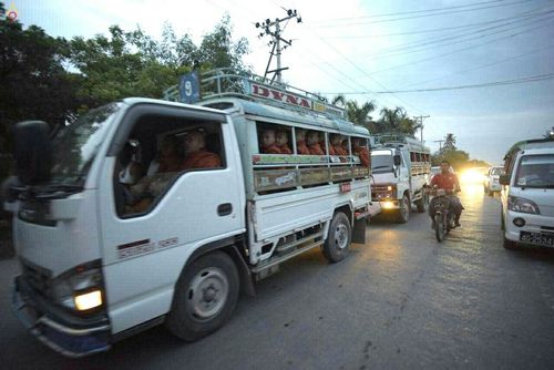 ภาพ No.18005:ประมวลภาพตักบาตรพระ 10,000 รูป ครั้งแรก ณ เมืองมัณฑะเลย์