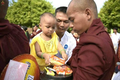 ภาพ No.18016:ประมวลภาพตักบาตรพระ 10,000 รูป ครั้งแรก ณ เมืองมัณฑะเลย์