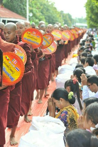 ภาพ No.18014:ประมวลภาพตักบาตรพระ 10,000 รูป ครั้งแรก ณ เมืองมัณฑะเลย์