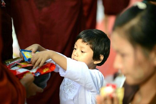 ภาพ No.18023:ประมวลภาพตักบาตรพระ 10,000 รูป ครั้งแรก ณ เมืองมัณฑะเลย์