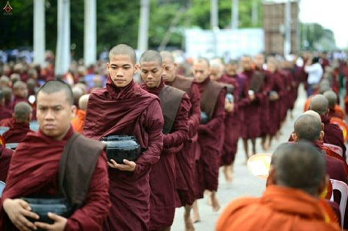 ภาพ No.18027:ประมวลภาพตักบาตรพระ 10,000 รูป ครั้งแรก ณ เมืองมัณฑะเลย์