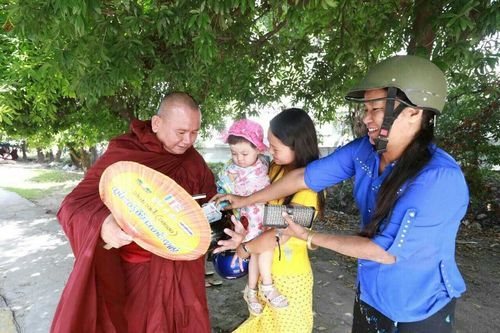 ภาพ No.18031:ประมวลภาพตักบาตรพระ 10,000 รูป ครั้งแรก ณ เมืองมัณฑะเลย์