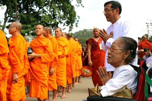 ภาพ No.18035:ประมวลภาพตักบาตรพระ 10,000 รูป ครั้งแรก ณ เมืองมัณฑะเลย์