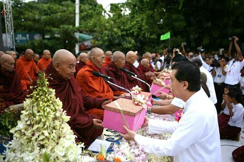 ภาพ No.18039:ประมวลภาพตักบาตรพระ 10,000 รูป ครั้งแรก ณ เมืองมัณฑะเลย์