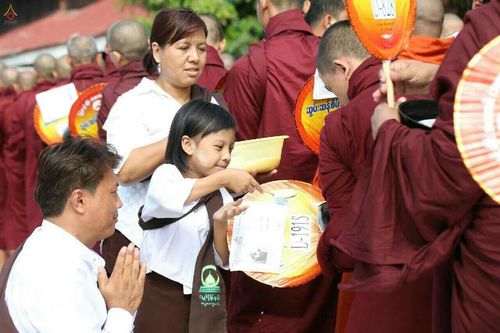 ภาพ No.18040:ประมวลภาพตักบาตรพระ 10,000 รูป ครั้งแรก ณ เมืองมัณฑะเลย์