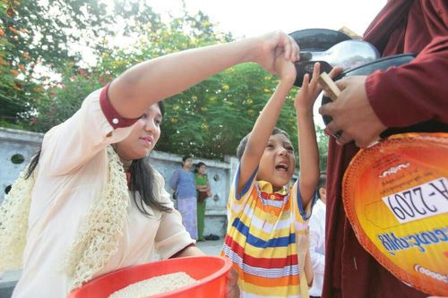 ภาพ No.18043:ประมวลภาพตักบาตรพระ 10,000 รูป ครั้งแรก ณ เมืองมัณฑะเลย์