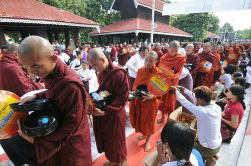 ภาพ No.18047:ประมวลภาพตักบาตรพระ 10,000 รูป ครั้งแรก ณ เมืองมัณฑะเลย์