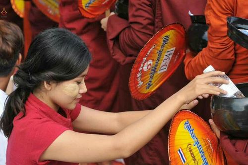 ภาพ No.18051:ประมวลภาพตักบาตรพระ 10,000 รูป ครั้งแรก ณ เมืองมัณฑะเลย์