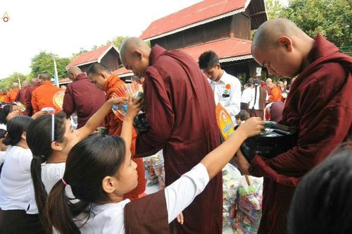 ภาพ No.18057:ประมวลภาพตักบาตรพระ 10,000 รูป ครั้งแรก ณ เมืองมัณฑะเลย์