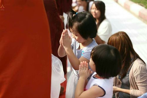 ภาพ No.18067:ประมวลภาพตักบาตรพระ 10,000 รูป ครั้งแรก ณ เมืองมัณฑะเลย์