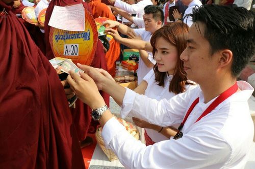 ภาพ No.18076:ประมวลภาพตักบาตรพระ 10,000 รูป ครั้งแรก ณ เมืองมัณฑะเลย์