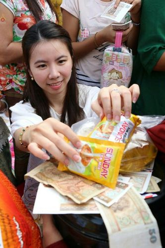 ภาพ No.18082:ประมวลภาพตักบาตรพระ 10,000 รูป ครั้งแรก ณ เมืองมัณฑะเลย์