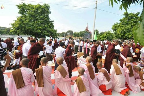 ภาพ No.18087:ประมวลภาพตักบาตรพระ 10,000 รูป ครั้งแรก ณ เมืองมัณฑะเลย์