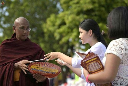 ภาพ No.18086:ประมวลภาพตักบาตรพระ 10,000 รูป ครั้งแรก ณ เมืองมัณฑะเลย์