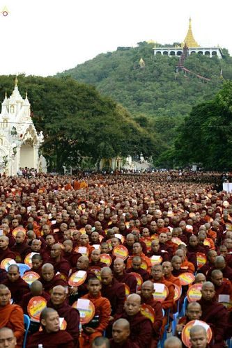 ภาพ No.18089:ประมวลภาพตักบาตรพระ 10,000 รูป ครั้งแรก ณ เมืองมัณฑะเลย์