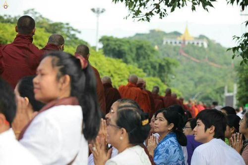 ภาพ No.18090:ประมวลภาพตักบาตรพระ 10,000 รูป ครั้งแรก ณ เมืองมัณฑะเลย์