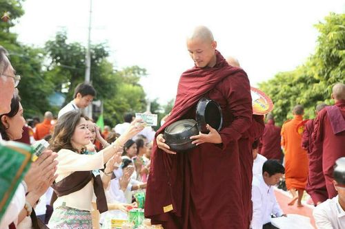 ภาพ No.18088:ประมวลภาพตักบาตรพระ 10,000 รูป ครั้งแรก ณ เมืองมัณฑะเลย์