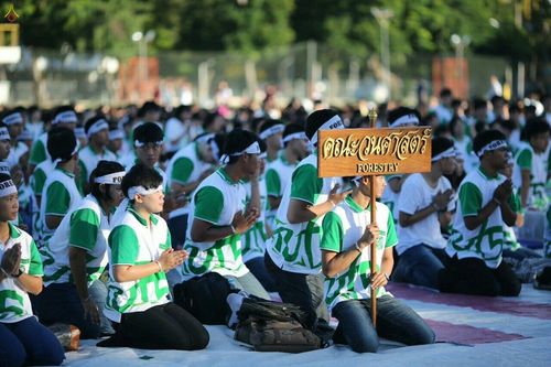 ภาพ No.18092:ประมวลภาพตักบาตรพระ 775 รูป ต้อนรับ Freshy KU 75 