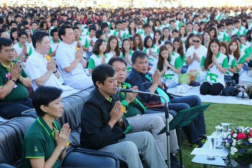 ภาพ No.18094:ประมวลภาพตักบาตรพระ 775 รูป ต้อนรับ Freshy KU 75 