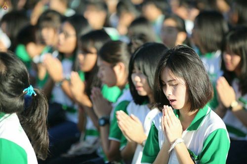 ภาพ No.18093:ประมวลภาพตักบาตรพระ 775 รูป ต้อนรับ Freshy KU 75 