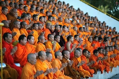 ภาพ No.18095:ประมวลภาพตักบาตรพระ 775 รูป ต้อนรับ Freshy KU 75 