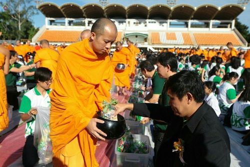 ภาพ No.18096:ประมวลภาพตักบาตรพระ 775 รูป ต้อนรับ Freshy KU 75 