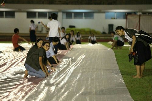 ภาพ No.18097:ประมวลภาพตักบาตรพระ 775 รูป ต้อนรับ Freshy KU 75 