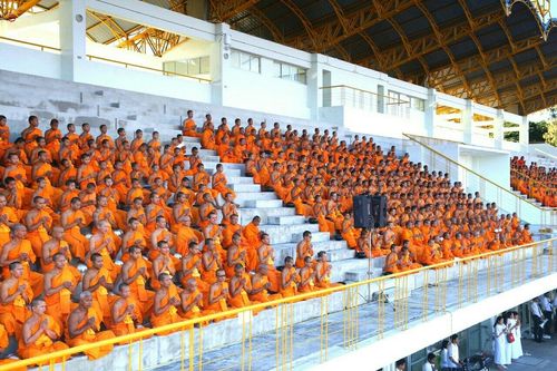 ภาพ No.18099:ประมวลภาพตักบาตรพระ 775 รูป ต้อนรับ Freshy KU 75 