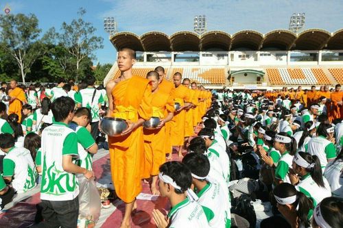 ภาพ No.18100:ประมวลภาพตักบาตรพระ 775 รูป ต้อนรับ Freshy KU 75 