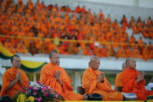 ภาพ No.18098:ประมวลภาพตักบาตรพระ 775 รูป ต้อนรับ Freshy KU 75 