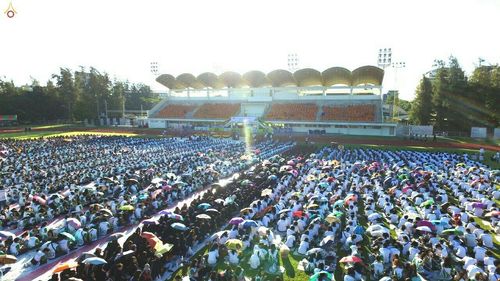 ภาพ No.18101:ประมวลภาพตักบาตรพระ 775 รูป ต้อนรับ Freshy KU 75 