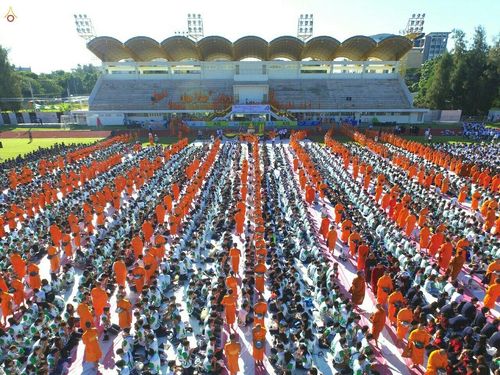 ภาพ No.18102:ประมวลภาพตักบาตรพระ 775 รูป ต้อนรับ Freshy KU 75 