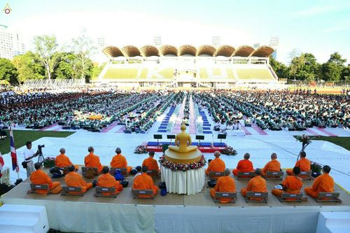 ภาพ No.18103:ประมวลภาพตักบาตรพระ 775 รูป ต้อนรับ Freshy KU 75 