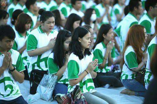 ภาพ No.18104:ประมวลภาพตักบาตรพระ 775 รูป ต้อนรับ Freshy KU 75 