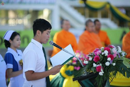 ภาพ No.18106:ประมวลภาพตักบาตรพระ 775 รูป ต้อนรับ Freshy KU 75 