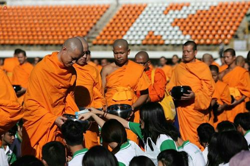 ภาพ No.18107:ประมวลภาพตักบาตรพระ 775 รูป ต้อนรับ Freshy KU 75 