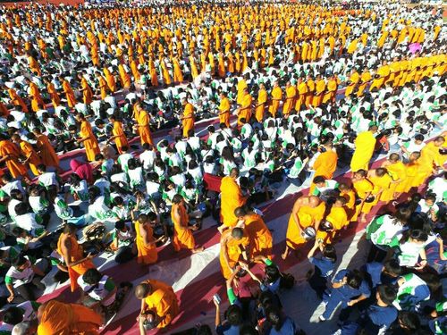 ภาพ No.18109:ประมวลภาพตักบาตรพระ 775 รูป ต้อนรับ Freshy KU 75 