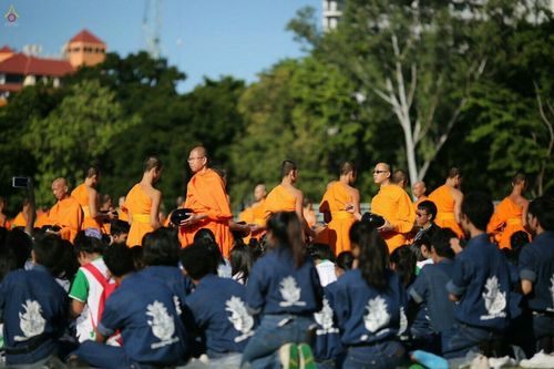 ภาพ No.18108:ประมวลภาพตักบาตรพระ 775 รูป ต้อนรับ Freshy KU 75 