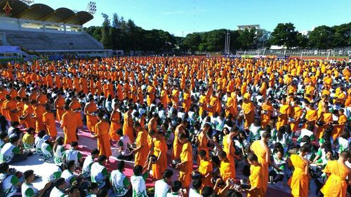 ภาพ No.18110:ประมวลภาพตักบาตรพระ 775 รูป ต้อนรับ Freshy KU 75 