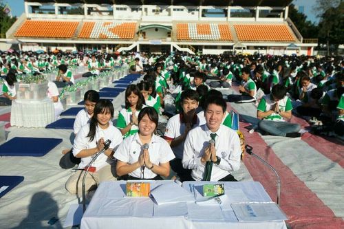 ภาพ No.18112:ประมวลภาพตักบาตรพระ 775 รูป ต้อนรับ Freshy KU 75 