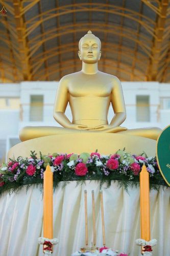 ภาพ No.18114:ประมวลภาพตักบาตรพระ 775 รูป ต้อนรับ Freshy KU 75 