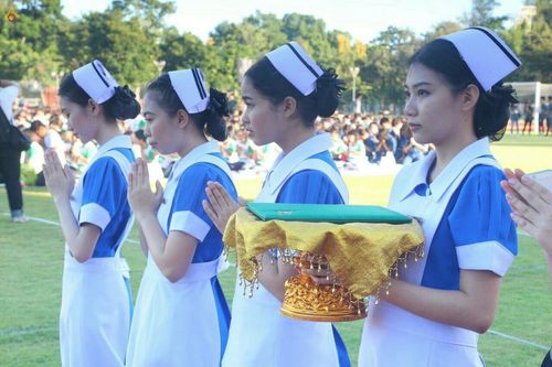 ภาพ No.18116:ประมวลภาพตักบาตรพระ 775 รูป ต้อนรับ Freshy KU 75 