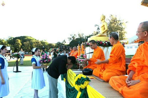 ภาพ No.18120:ประมวลภาพตักบาตรพระ 775 รูป ต้อนรับ Freshy KU 75 