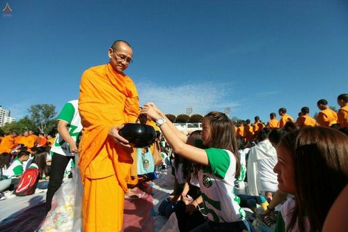 ภาพ No.18118:ประมวลภาพตักบาตรพระ 775 รูป ต้อนรับ Freshy KU 75 